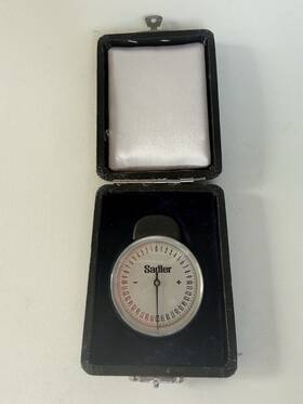 Sadler 747893100713 Lens Clock. Base Curve Measurement